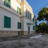 Si presenta su due livelli (pi� un piano interrato), dei quali il primo con un bugnato a fascia e un corpo centrale aggettante in corrispondenza dell�ingresso, sovrastato da un�ampia vetrata al livello superiore